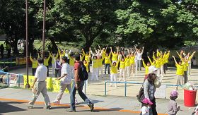 台湾清华大学校庆活动,法轮大法社展示法轮大法功法。