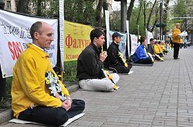 基辅法轮功学员在乌克兰中使馆前举办活动,揭露中共迫害