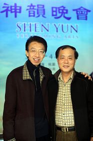 世代国际股份有限公司董事长郑世寅(左),与港口事业股份有限公司董事长黄国雄(右)