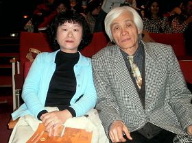胶彩画家张秀燕(左)与丈夫一同观赏神韵晚会