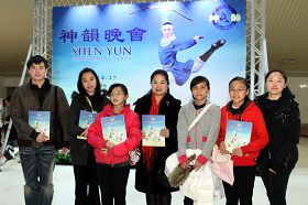佳缘舞蹈团团长刘于瑄(中)三月二十六日带着学生来观赏神韵演出