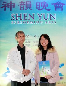 八十岁的油画家吴辉凤(左)与孙女吴佩萱
