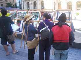 路人观看图片展,了解法轮功真相