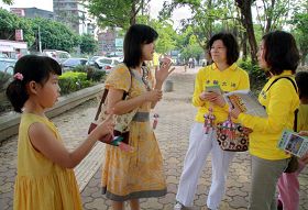 5民众与学员交谈,想了解法轮功