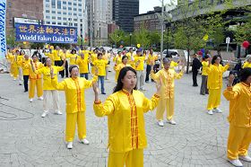 波士顿法轮功学员欢庆第十二届“世界法轮大法日”,在波士顿中国城绿色通道广场炼功