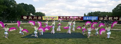 庆祝法轮大法日,明慧学校学生表演天地春。