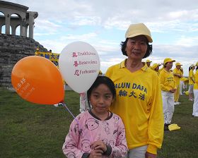 七十多岁的张女士,与家人同庆世界法轮大法日。