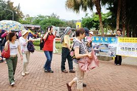 台北法轮功学员在士林官邸拉横幅讲清真相,路过的旅客高喊“法轮大法好!”