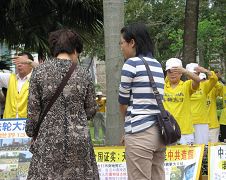 林庭瑛(右)与游客讲真相,最后这位妇人以化名做了三退