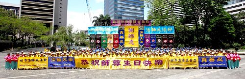 '二零一一年五月十日,三百多名在香港的中外法轮功学员庆祝世界法轮大法日,同时恭贺师尊六十华诞。'