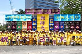 '小学员们双手合十,齐声恭祝师父生日快乐。'