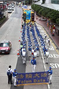 '在天国乐团领头下,游行队伍在港岛的街道上前进。'