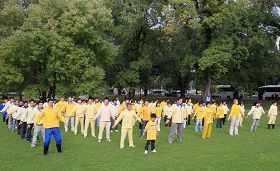 庆祝第十二届世界法轮大法日,墨尔本法轮功学员在市中心公园晨炼。