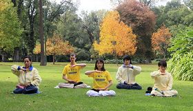 范玟(后排右一)在炼法轮大法第五套功法。