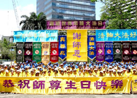 欢庆法轮大法日 香港学员谢师恩