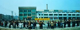 (历史图片:1999年7月20日前,双城法轮功学员在贸易城前集体炼功)