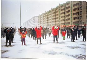 (历史照片:1999年7月20日前,双城法轮功学员在东门炼功点集体炼功)