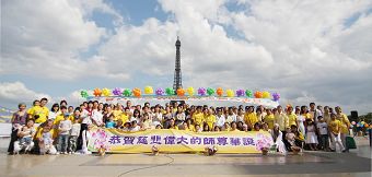 法国法轮功学员齐声道:“法轮大法好,祝师父六十岁生日快乐!