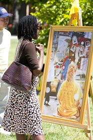 许多路人经过“真善忍美展”时,被栩栩如生具震撼力的画面所感染,认真观看。