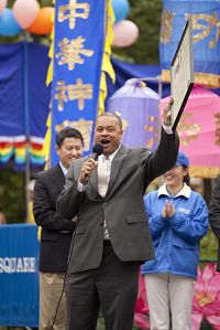 '纽约州众议员史蒂文森亲自送来褒奖至庆祝活动的现场,他在演讲前后分别用中文连喊两句:“法轮大法好!”。'
