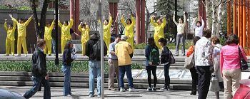 '法轮功学员的庆祝活动,吸引了众多路人'