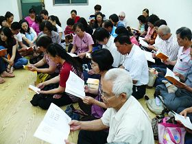 '台东学员于五月十三日集体学法共同精進,并恭祝师父六十华诞'