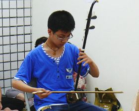 '少年弟子拉二胡,颂赞法轮大法好'