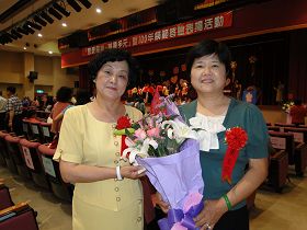 黄玉花(右)与友人在模范婆媳的颁奖会场上