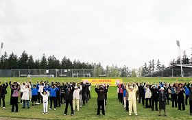 五月八日,法轮功学员在本那比市(Burnaby)中央公园集体炼功