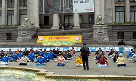 五月十四日,法轮功学员在温哥华市中心艺术馆广场集体炼功