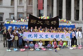 英国法轮功学员合影,恭祝师尊李洪志先生六十华诞