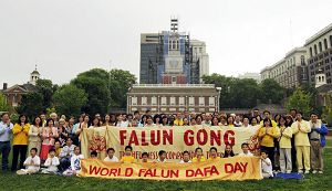 '费城法轮功学员在自由钟前的独立广场集体合影,庆祝“世界法轮大法日”,