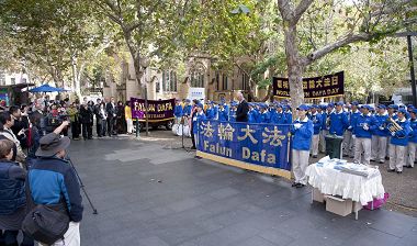 悉尼各界集会,庆祝世界法轮大法日。