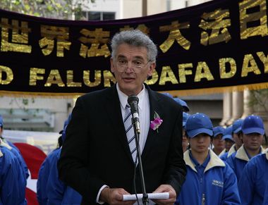 帕拉玛达地区自由党总裁查理•查满祖理(Charlie