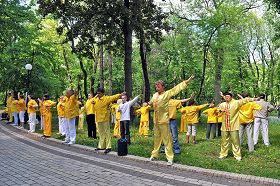 庆祝第十二届世界法轮大法日,乌克兰法轮功学员在中使馆前集体炼功。