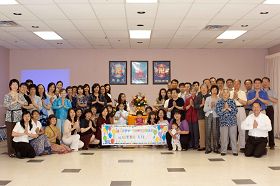 亚特兰大学员双手合十,庆祝师尊六十华诞。