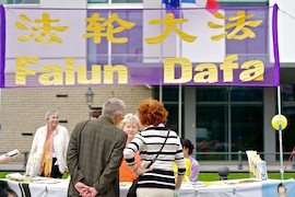 路人向柏林法轮功学员了解有关法轮功的真相