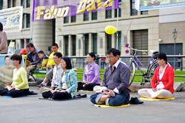 法轮功学员向路人展示功法