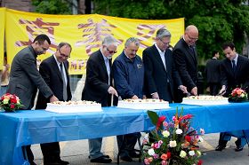 '加拿大自然资源部部长欧利弗(Joe Oliver)(右三)等政要到场祝贺。右起:乔恩·陶笞(Jon Telch)、罗乐高(Rocco Rossi)、欧利弗(Joe Oliver)、蒂尼诺(Consiglio Di Nino)、柯莱克(Michael Craig)、马奇士(Rosario Marcheese)及沙菲(Majed El Shafie)'