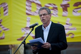 '联邦自然资源部长欧利弗(Joe Oliver)'