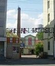 上左图:烟囱右边红色招牌小楼为洗脑班。