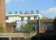 上右图:旅店后身,有多个镶铁栅栏的洗脑房间。