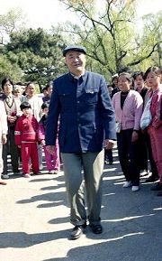 老人扔下拐杖,走了几圈