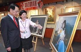 '新竹市立委吕学樟(左)专注聆听导览人员解说。'