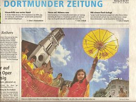 鲁尔信息报上刊登的巨幅照片:中国人在明斯特节日上介绍法轮大法,一个中国古老的智慧学说。
