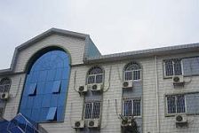 捞刀河黑监狱关押大楼(共四层,法轮功学员通常被囚禁在三楼)
