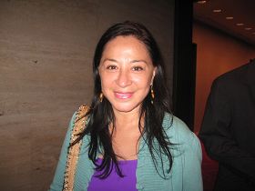 '第二次来看神韵演出的埃斯特拉达(Ana Mari Estrada)女士是一名演员兼歌手。'