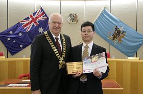 布莱克镇市长(左)向法轮功团体代表颁奖