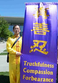 曾被中共酷刑折磨的法轮功学员郭居峰搭车四个小时来到柏林,抗议中共迫害法轮功。背景为总理府对面的议会大厦。