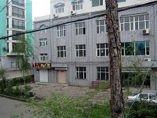 洗脑班防盗门和窗户(浩轩门业右侧)